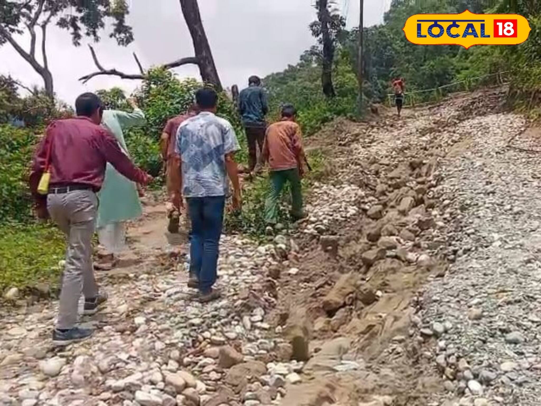 পাহাড় থেকে সমতলে নামার একমাত্র রাস্তায় ধস! সমস্যায় ১৩ গ্রামের বাসিন্দারা