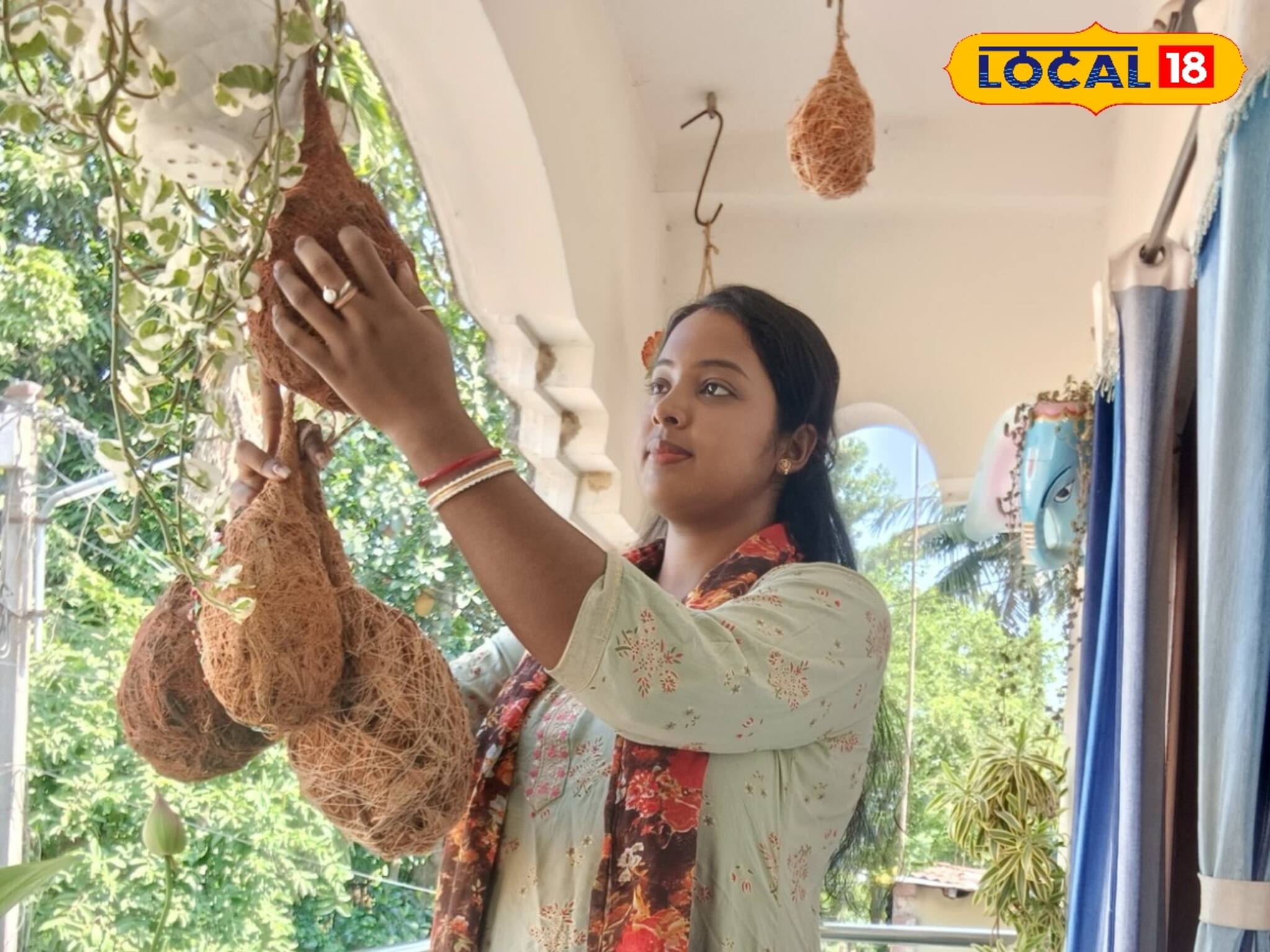 হাতে তৈরি পাখির বাসা ঝুলিয়ে দিচ্ছেন গাছে, বালুরঘাটের নন্দিতার কাণ্ডে শোরগোল, হচ্ছেটা কী?