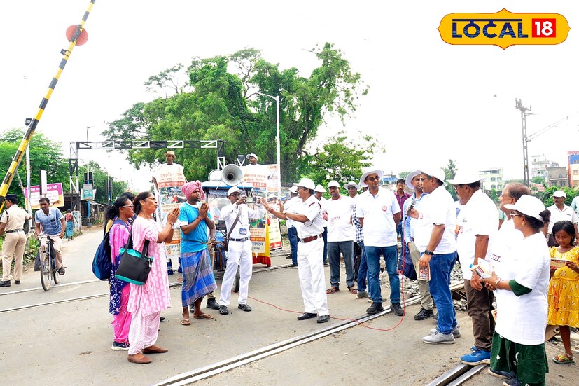 সাধারণ মানুষের মধ্যে সচেতনতা বৃদ্ধির স্বার্থে হাওড়া বিভাগে আন্তর্জাতিক লেভেল ক্রসিং সচেতনতা দিবস বিশেষ ভাবে সচেতন বার্তা। সাধারণ মানুষের মধ্যে সচেতনতা বৃদ্ধির স্বার্থে হাওড়া বিভাগে আন্তর্জাতিক লেভেল ক্রসিং সচেতনতা দিবস বিশেষ ভাবে সচেতন বার্তা।