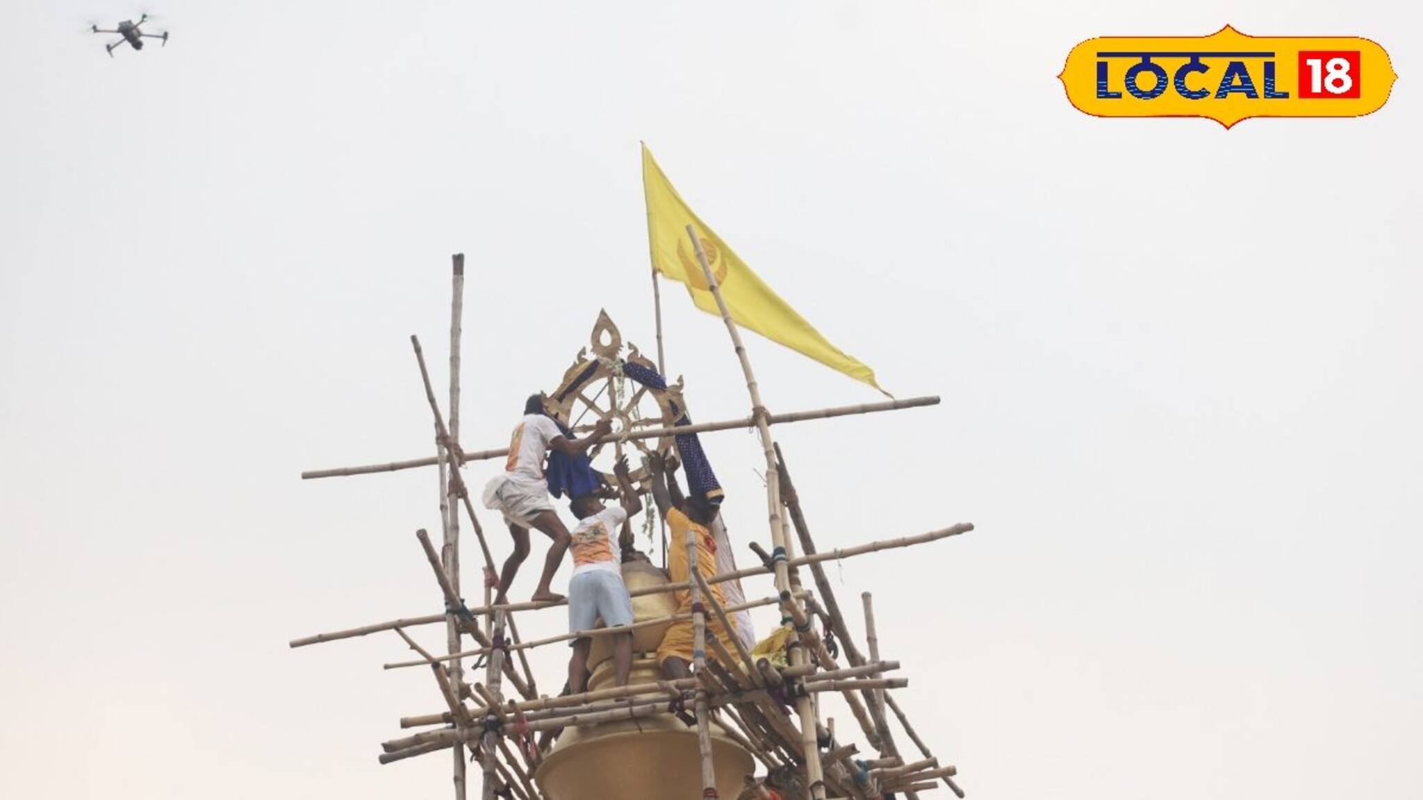 মাহেন্দ্রক্ষণেই ঘটল...! হুবহু পুরীর মতো মাহেশের জগন্নাথ মন্দিরের চূড়ায় বসল সুদর্শন চক্র