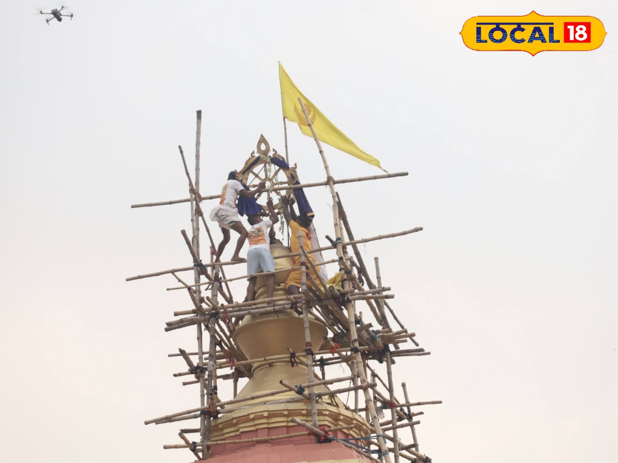 মাহেন্দ্রক্ষণেই ঘটল...! হুবহু পুরীর মতো মাহেশের জগন্নাথ মন্দিরের চূড়ায় বসল সুদর্শন চক্র