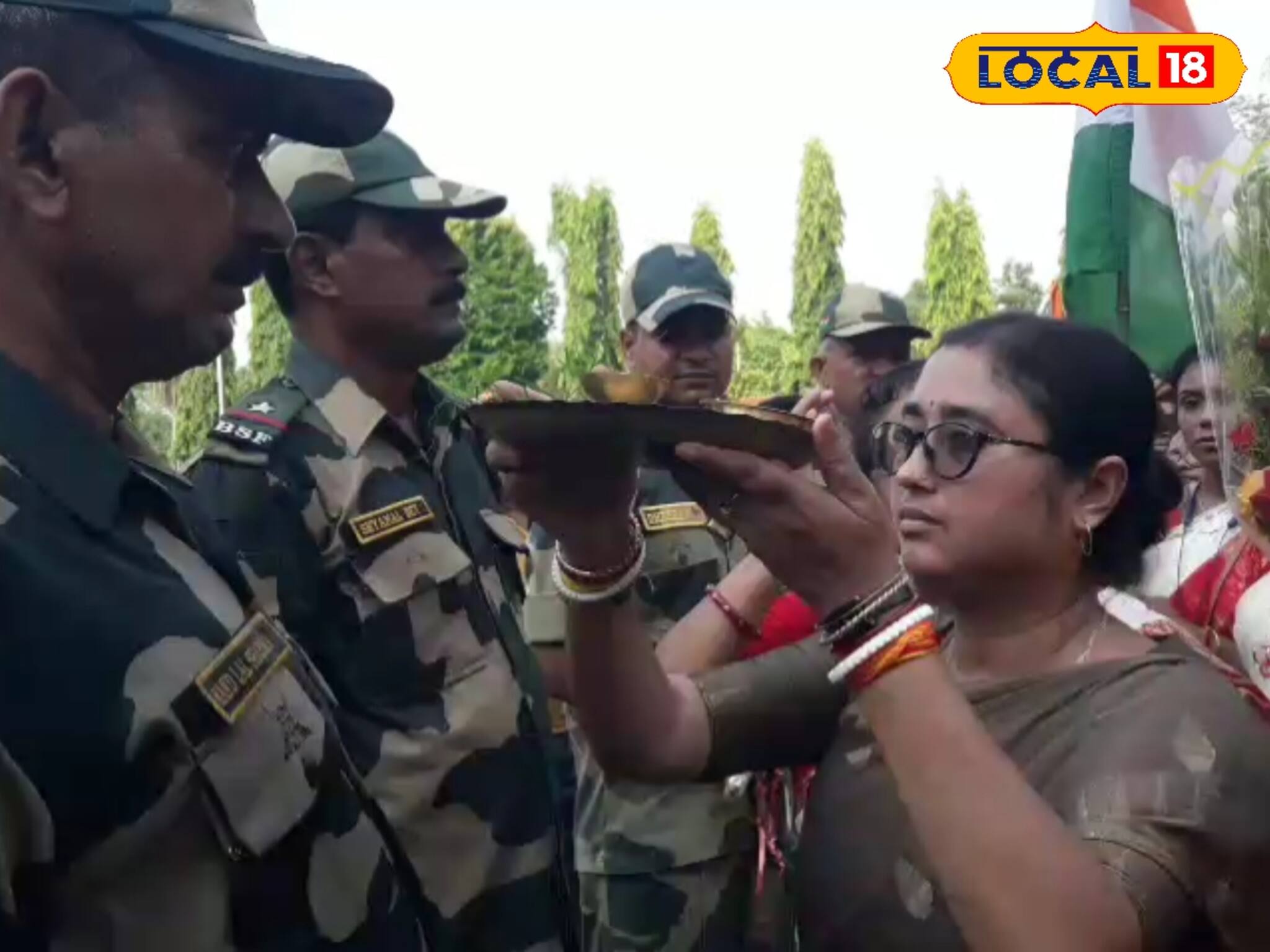 অপারেশন সিঁদুরের সাফল্যে ভারতীয় সেনাদের কপালে সিঁদুর টিকা দিলেন মাতৃশক্তিরা! দেখুন কী কাণ