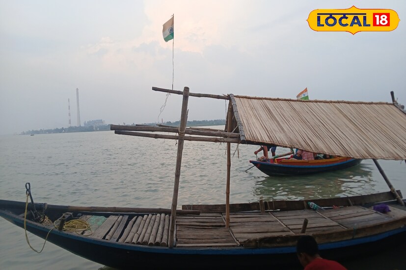 উলুবেড়িয়া কালী বাড়ির অন্যতম আকর্ষণ এখন নৌকা বাহা! রুপোলি নদীর বুকে নৌকায় ভেসে বেড়ানোর অভিজ্ঞতা সঞ্চয় করতেই চুলার বিভিন্ন প্রান্ত থেকে এখন আরও বেশি মানুষ হাজির হচ্ছে উলুবেড়িয়া কালীবাড়ি।