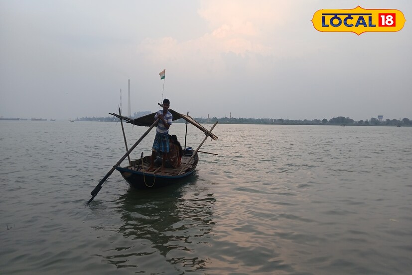 দুপুরের পর থেকে কয়েক ঘন্টা নৌকায় চেপে নদীর বুকে আনন্দ উপভোগ করার প্রবণতা বাড়ছে ছোট বড় সকলের মধ্যে। ২-৪ জন হলেই কালিবাড়ি থেকে মাঝ নদী পর্যন্ত ঘুরে আসা ১০-১২ মিনিটের একটা ছোট্ট টিপ। মাঝিরাও পর্যটক দেখলেই হাক দিচ্ছেন নাউকায় চাপতে। কিন্তু লাইফ জ্যাকেট বা অন্য কোনরকম ব্যবস্থা ছাড়া নৌকা বাহা জীবন ঝুঁকির হলেও সেই ভয় পাত্তা না দিয়ে নৌকায় চাপার আনন্দ উপভোগ করছে পর্যটক। 
