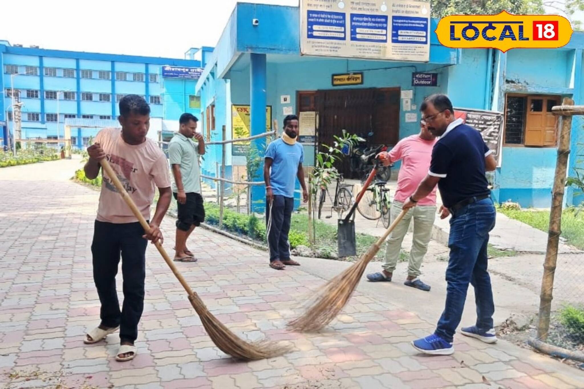 লাঠি হাতে থানায় নয়, ঝাঁটা হাতে হাসপাতালে দেখা গেল থানার আইসিকে 