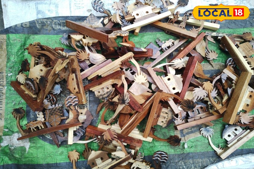 কাঠ শিল্পী দের অন্যতম হলেন সাধন কর্মকার। সমগ্র গ্রামে ২৪ জন কাঠের শিল্পী রয়েছেন। মাত্র দুইজন কাঠ শিল্পী সুযোগ পেয়েছিলেন সরকারিভাবে বাইরে গিয়ে কাজ শিখে আসার, তাদের মধ্যে একজন হলেন সাধন কর্মকার।