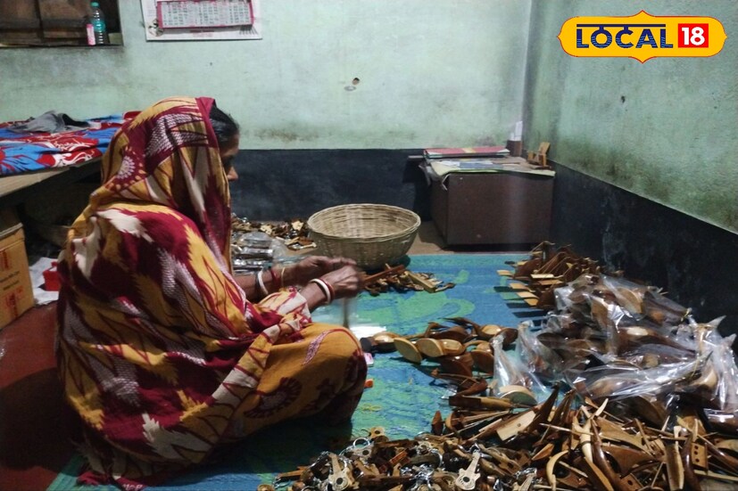 বাড়িতেই কাজ করেন প্রায় দশজন মহিলা। শিল্পচর্চা করে স্বনির্ভরতার পথ দেখছেন তাঁরা। একটি ব্যবসা বা একটি শিল্প তখনই যথার্থতা পায় যখন পারিপার্শ্বিক সমাজও সেই শিল্প কিংবা ব্যবসাকে কেন্দ্র করে বেড়ে ওঠে এমনটাই মনে করেন সাধন কর্মকার।