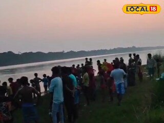 গঙ্গার পাড়ে গ্রামের বাসিন্দাদের ভিড় 