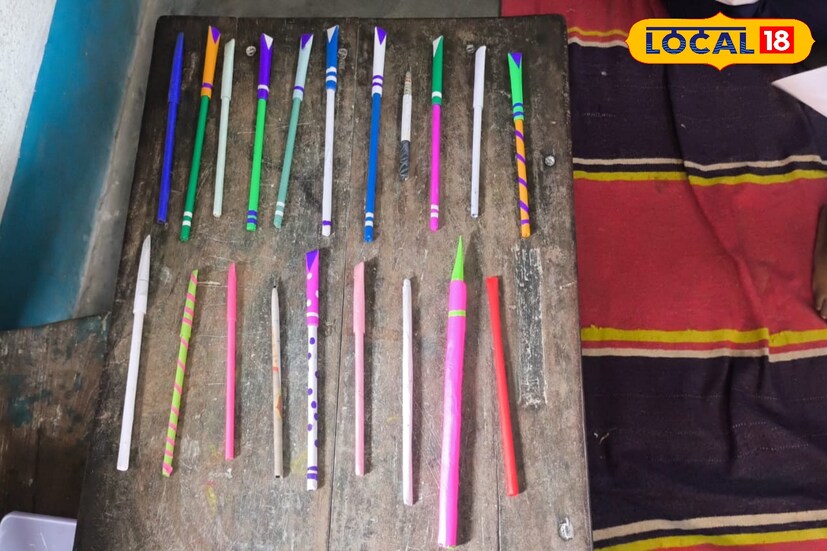 বাঁকুড়ার এই নিম্ন বুনিয়াদী বিদ্যালয় এগিয়ে এসেছে পরিবেশ বান্ধব কলম তৈরি করতে। কলম গুলি তৈরি করছে ছোট ছোট শিশুরা। প্রত্যেকটি কলম তৈরি হয়েছে কাগজকুচি, কার্ডবোর্ড, আঠা এবং বাজার থেকে কিনে আনা 