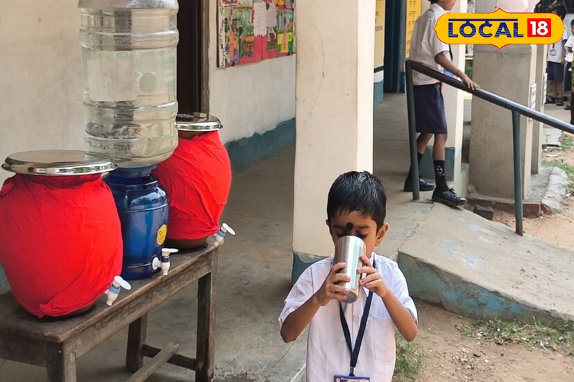 প্রধান শিক্ষক চন্দন দত্ত জানান, মাটির কলসিতে লাল কাপড় মুড়ে রাখা আছে। যাতে মাটির কলসিতে জল ঠান্ডা থাকে। তপ্ত গরমে বাচ্চারা এসে জল পান করে। কিন্তু অনেকেই ভুলে যায় সেই কথা। সেই কারণে এবার 