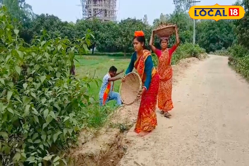 সরকারিভাবে কোন রকম সাহায্য না পেয়ে অবশেষে রাস্তার মধ্যে থাকা বড় বড় বিপদমুখী গর্ত কে নিজের হাতেই সংস্কার করছেন মালদহের গাজোল ২ নম্বর গ্রাম পঞ্চায়েতের প্রধান উর্মিলা রাজবংশী। গ্রামবাসীদের সঙ্গে নিয়ে নিজের হাতে মাটি কেটে ঝুড়ি ভর্তি মাটি নিয়ে ভরছেন গর্ত। যাতে সাধারণ মানুষের দুর্ঘটনার কবলে না পড়তে হয়।
