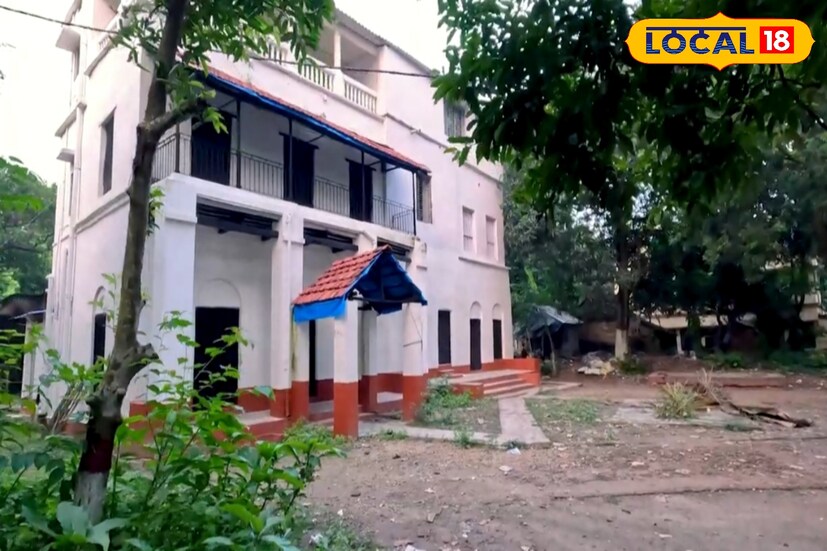 আজও টাকিতে বেড়াতে এলে বহু মানুষ ঘুরে যান এই বাড়িটি। শুধু একজন সেনা জেনারেলের শিকড় জানতেই নয়, বরং বাংলার জমিদারী ঐতিহ্য, সংস্কৃতি ও পারিবারিক ধর্মাচরণের এক জীবন্ত নিদর্শন দেখতে। রায়চৌধুরী বাড়ি যেন ইতিহাসের পাতায় লেখা এক জীবন্ত অধ্যায়।