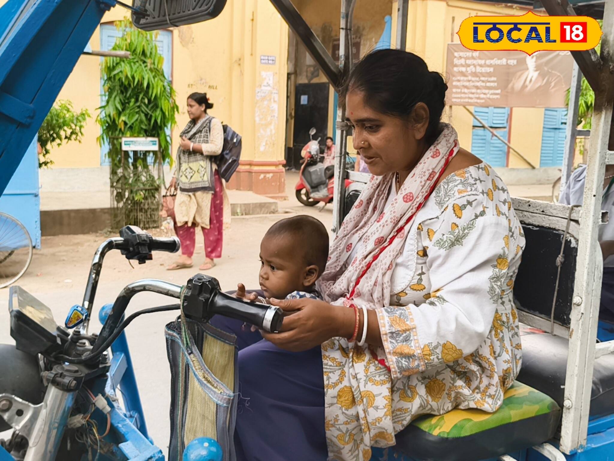 অভাবের সংসারে ভাত-ডাল জোটাতে দেড় বছরের নাতনিকে সঙ্গে নিয়ে দিনরাত যা করেন দিদা