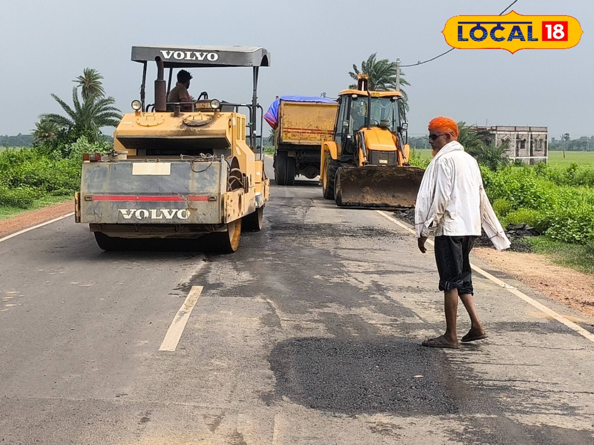 ঠিকাদার সংস্থার অক্লান্ত পরিশ্রমেও মিলছে না সুরাহা! বারবার একই জায়গায় ভেঙে যাচ্ছে রাস্তা!