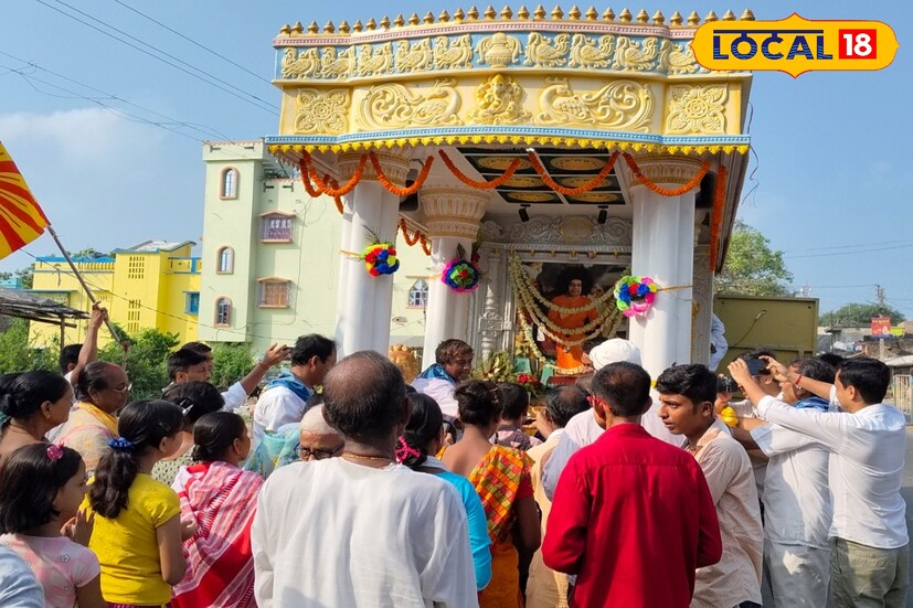 বৃহস্পতিবার সকালে বহরমপুরের সাই উদ্যান থেকে যাত্রা শুরু করে কান্দিতে এসে প্রবেশ করে। ঢাকের তালে রথ এগিয়ে আসে শহরের বুকে। কান্দি পাখমাড়া ডোবে উপস্থিত হলে চলে বেদপাঠ ও আরতি। 