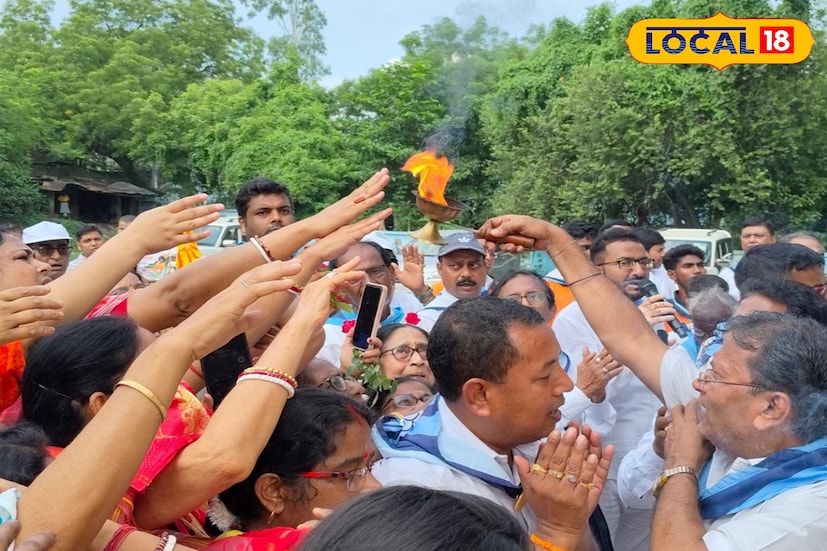 একবার চোখের দেখা দেখতে ভক্তদের ভিড় লক্ষ্য করা যায় এই রথ দর্শনের জন্য। আট থেকে আশি সব বয়সের মানুষের উপস্থিতি ছিল চোখে পড়ার মতো। রথের মধ্যে থাকা সত্য সাই বাবার পাদুকায় পুষ্প অর্পণের মধ্য দিয়ে ধূপ বাতি জ্বালিয়ে প্রনাম করতে দেখা যায় ভক্তদের।
