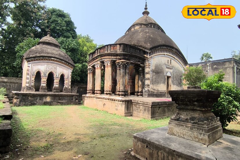 মুখ্য দরজা দিয়ে রাজবাড়ির ভিতরে প্রবেশ করলে যেন এক অন্য পৃথিবী। কত বনেদিয়ানা এবং কত আভিজাত্য। রয়েছে নাট মঞ্চ, মন্দির এবং ইতিহাসের ছোঁয়া।