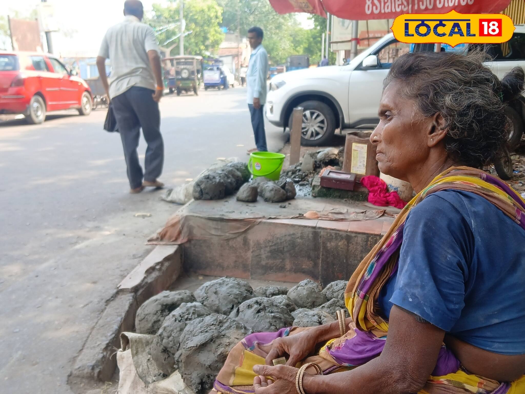 ৬৫-র বয়সেও দমে যান নি! সংসার চালাতে সাহায্য ছেলেকে, গঙ্গা পাড়ে বসে রোজ করেন এই কাজ