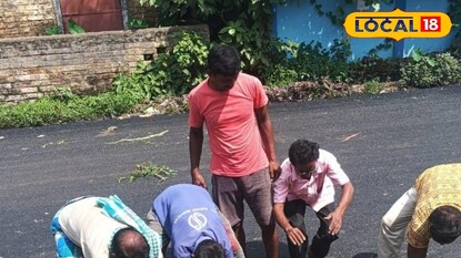 রাস্তা থেকে উঠে যাচ্ছে পিচ রাস্তা থেকে উঠে যাচ্ছে পিচ