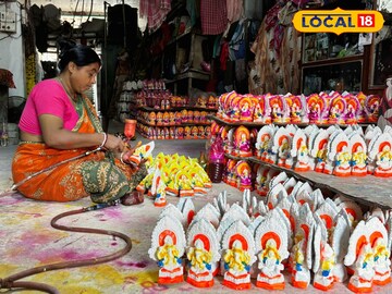 মাটির মূর্তি তৈরিতে ব্যস্ত শিল্পী