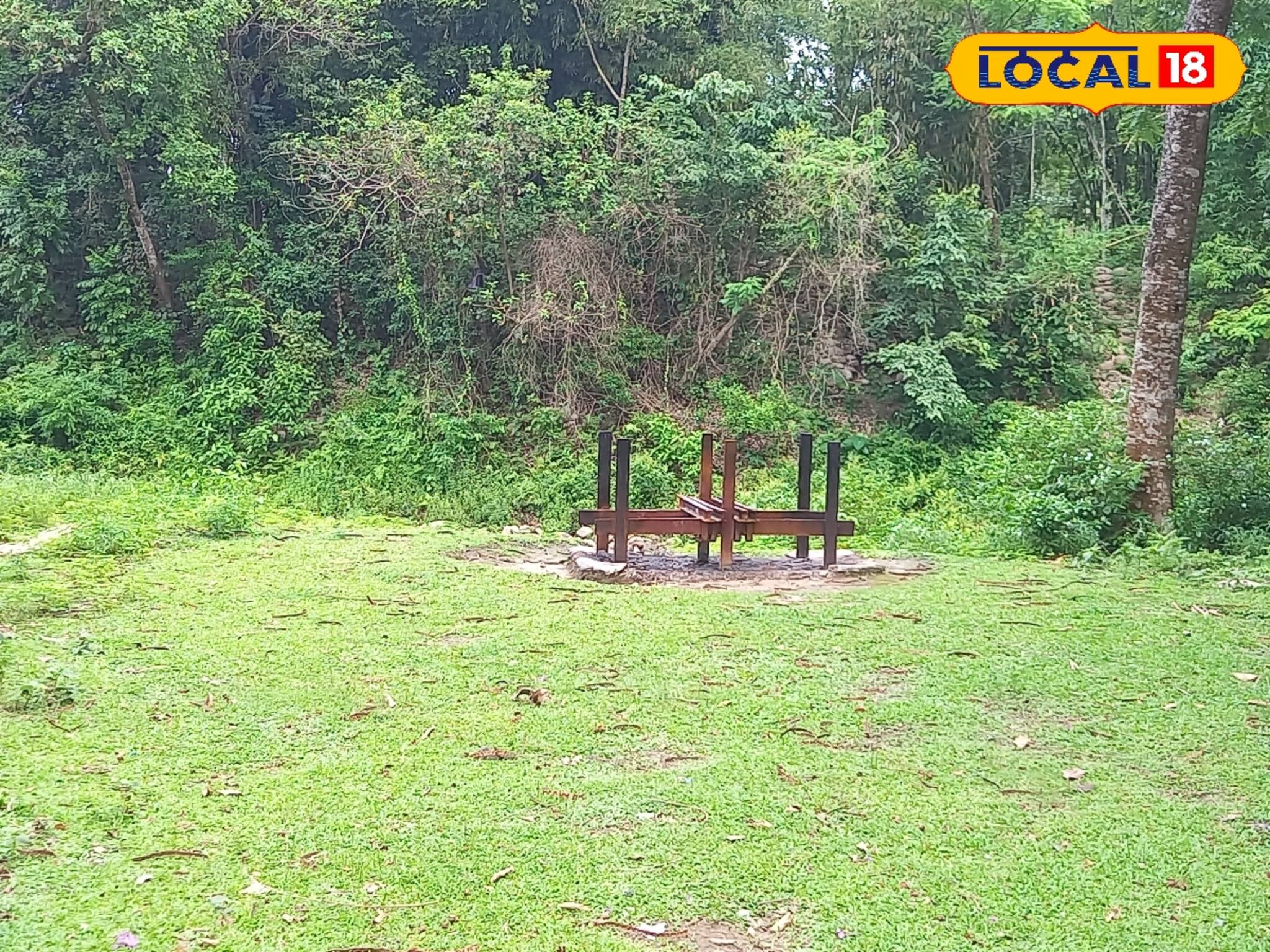 জল-কাদা অন্ধকারে নয়, শেষযাত্রাটা যেন শান্তির হয়!' শ্মশানের বেহাল অবস্থা, চাই সমাধান