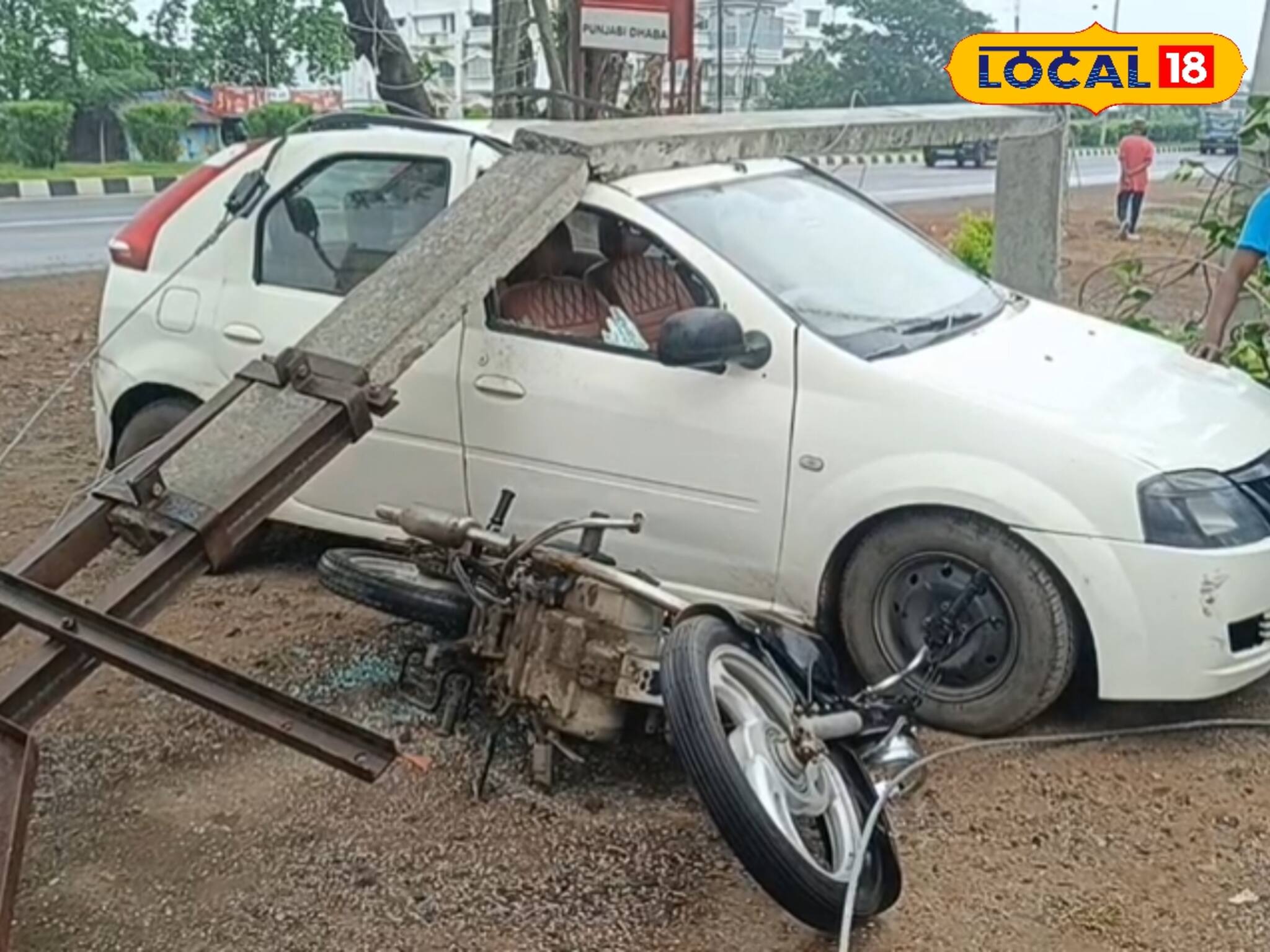 আচমকা ধপাস করে গাড়ি-বাইকের উপর ভেঙে পড়ল ৩৩ হাজারের ইলেকট্রিক খুঁটি! রইল সিসিটিভি ফুটেজ