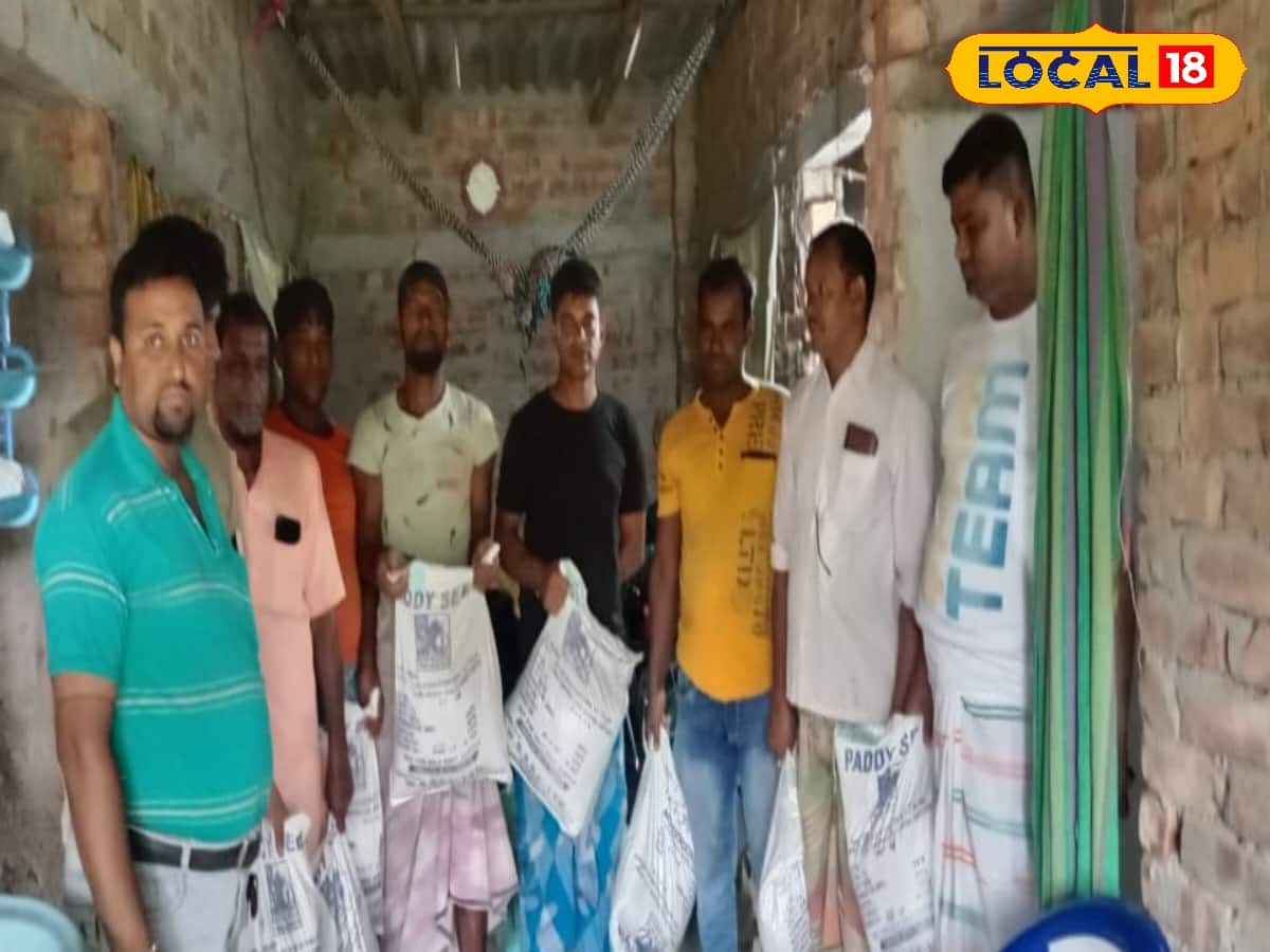 কৃষকদের বীজ প্রদান
