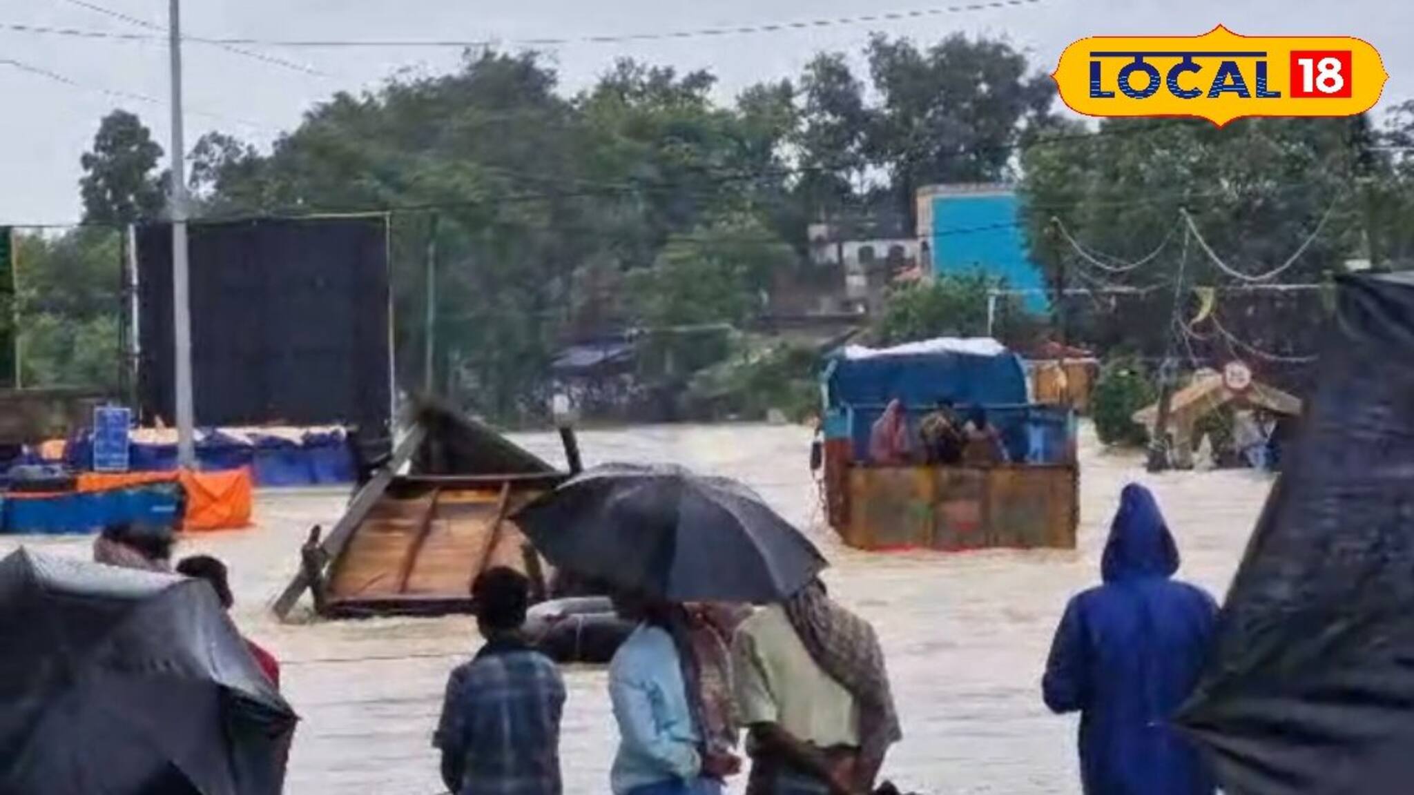 টানা বৃষ্টি, হু হু করে বাড়ছে জল! সেতুর উপর আটকে গেল ৩ ট্রাক! ভয়ঙ্কর দৃশ্য বাঁকুড়ায়