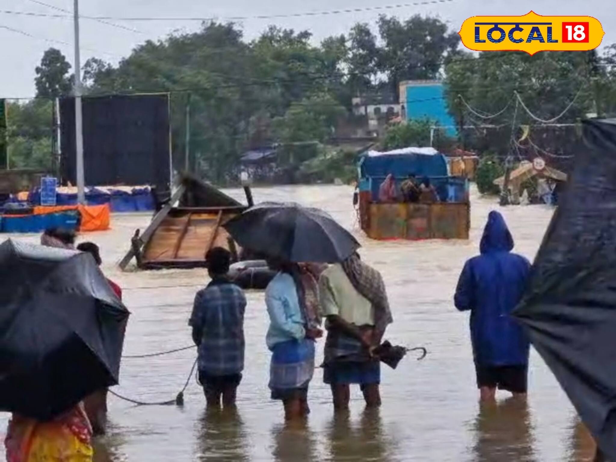 টানা বৃষ্টি, হু হু করে বাড়ছে জল! সেতুর উপর আটকে গেল ৩ ট্রাক! ভয়ঙ্কর দৃশ্য বাঁকুড়ায়