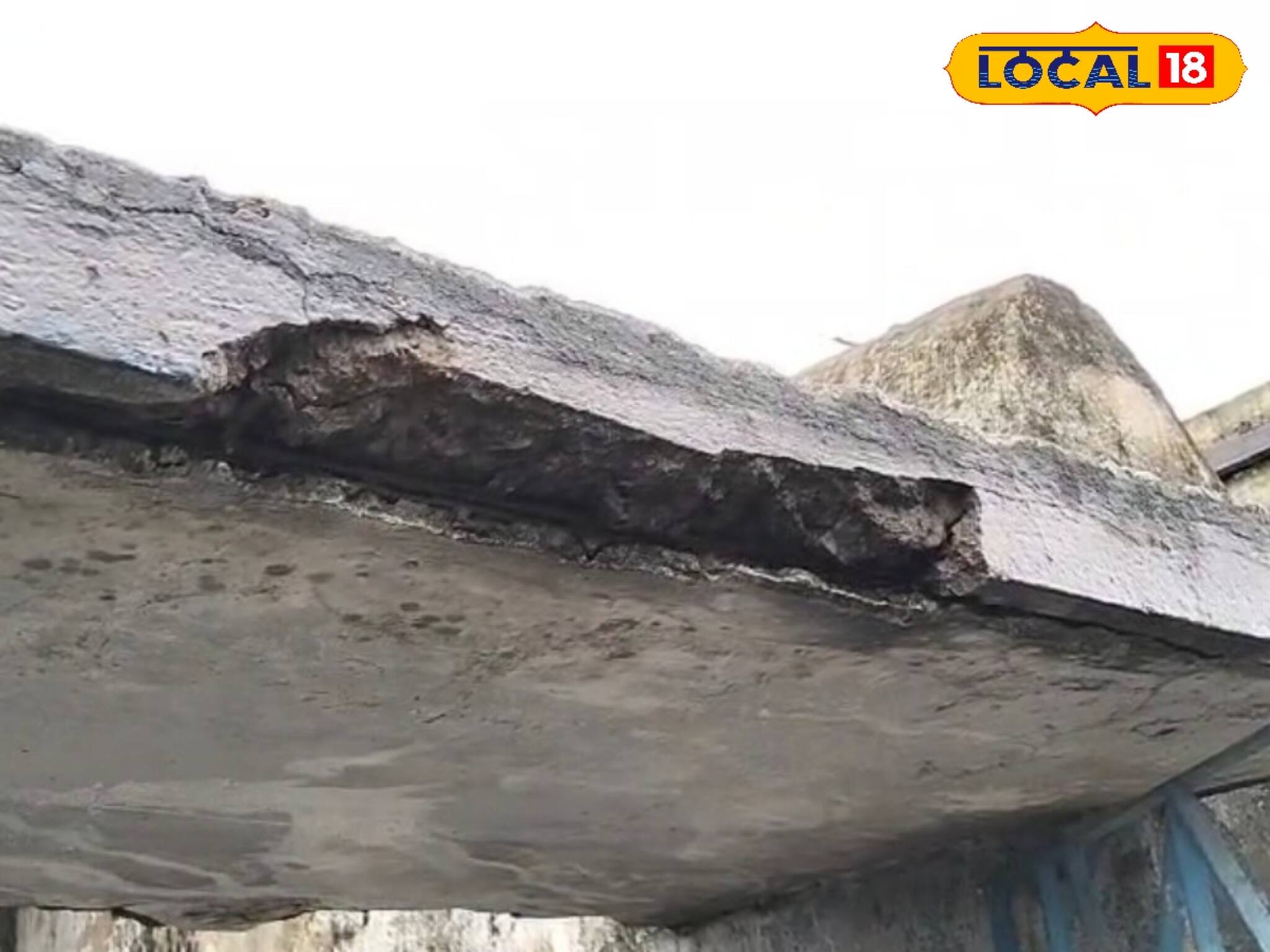 ভেঙে পড়ছে চাঙর, চারিদিক জল! বেহাল স্কুলে ক্লাস করতে চাপে ছাত্রছাত্রীরা