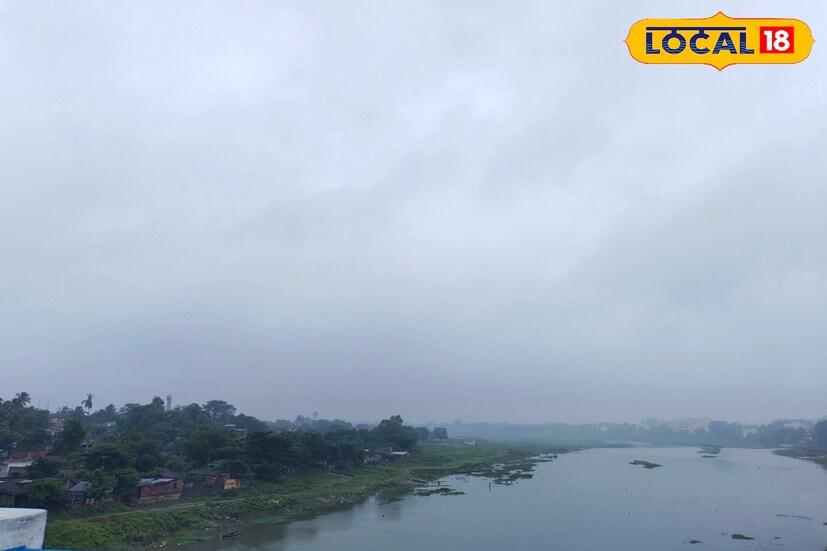 আবহাওয়া দফতরের পূর্বাভাস অনুযায়ী শুক্রবার ব্যাপকহারে বৃষ্টি নামবে উত্তরবঙ্গের জেলাগুলিতে। তবে উত্তরবঙ্গের তিনটি জেলার ক্ষেত্রে কমলা সর্তকতা জারি করা হয়েছে।