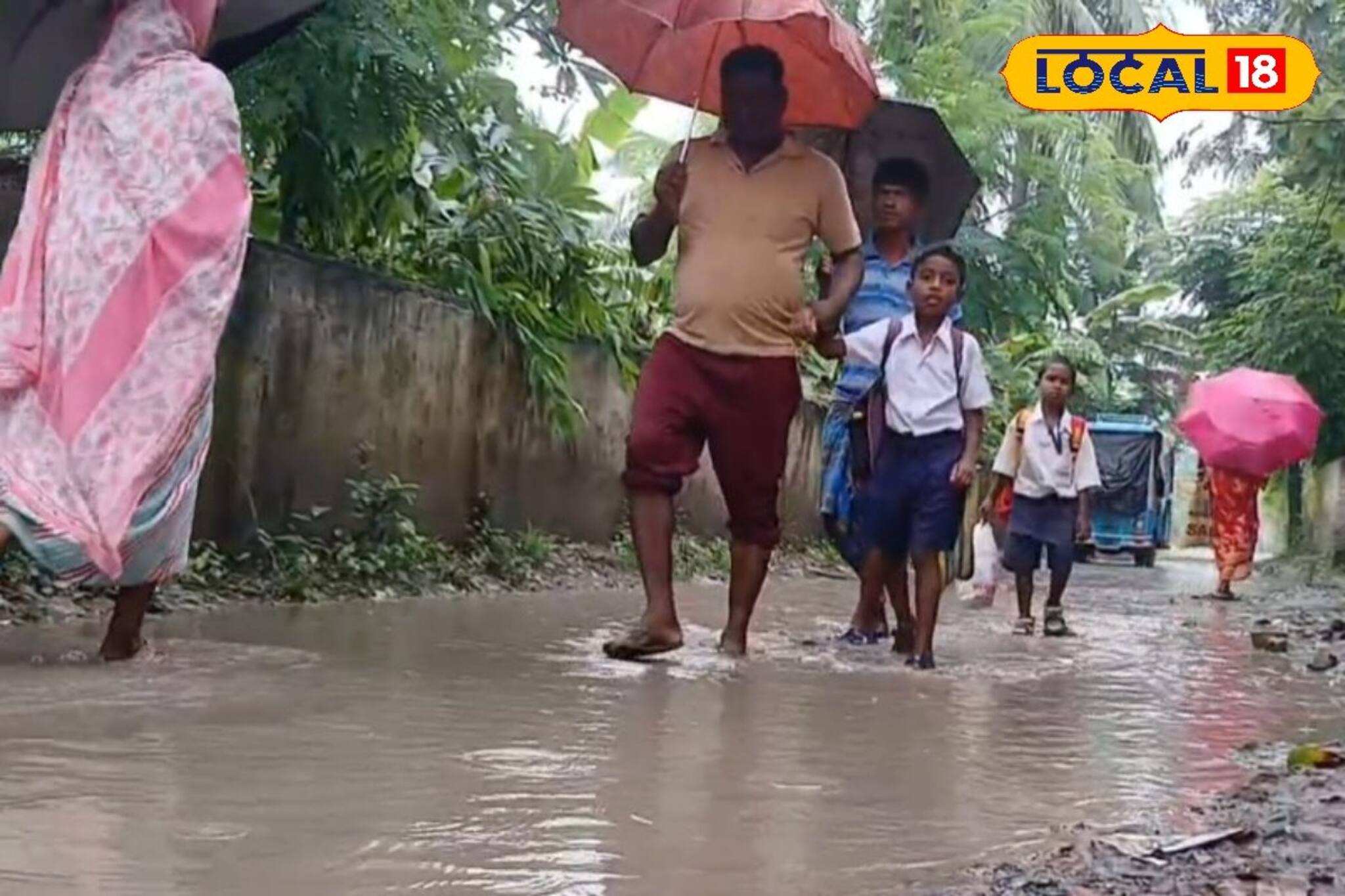 বৃষ্টিতে রাস্তা গায়েব! চলাচলে নাকাল ১০ গ্রামের কয়েক হাজার মানুষ