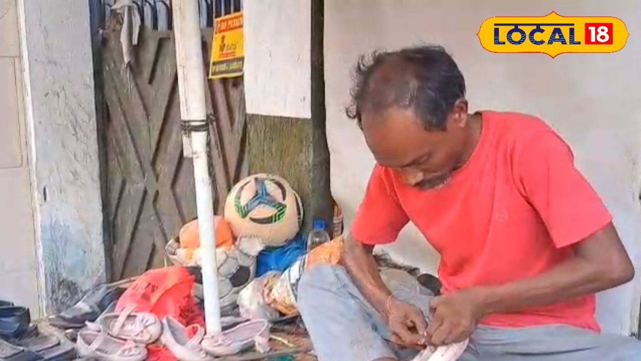 ক্লাস ৮ পাশ করেই রমরমা চাহিদা দেখে জুতো সেলাইয়ে নেমে পড়েন মিঠু, যুগ বদলাতেই এখন পস্তাচ্ছেন