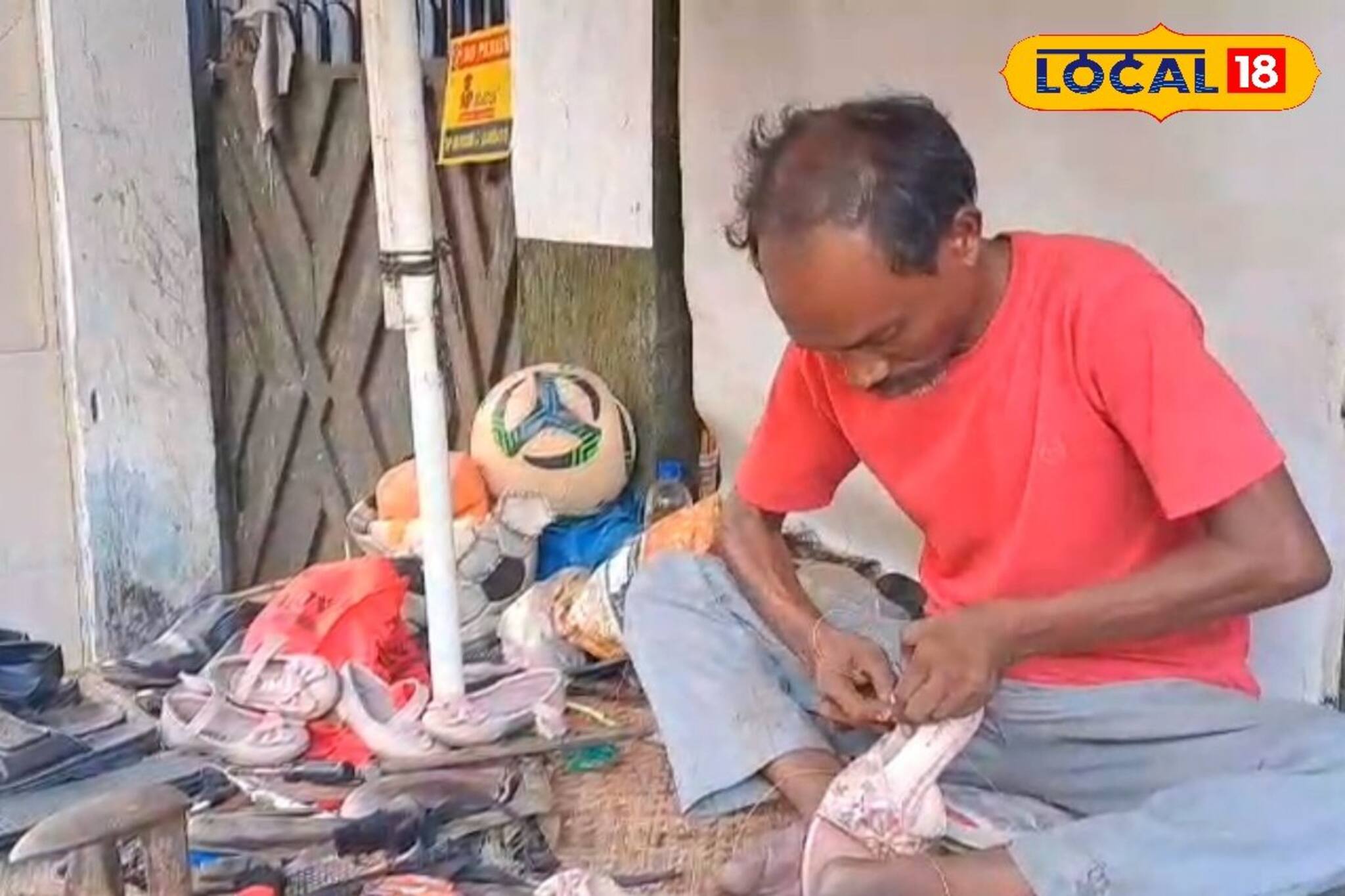 ক্লাস ৮ পাশ করেই রমরমা চাহিদা দেখে জুতো সেলাইয়ে নেমে পড়েন মিঠু, যুগ বদলাতেই এখন পস্তাচ্ছেন