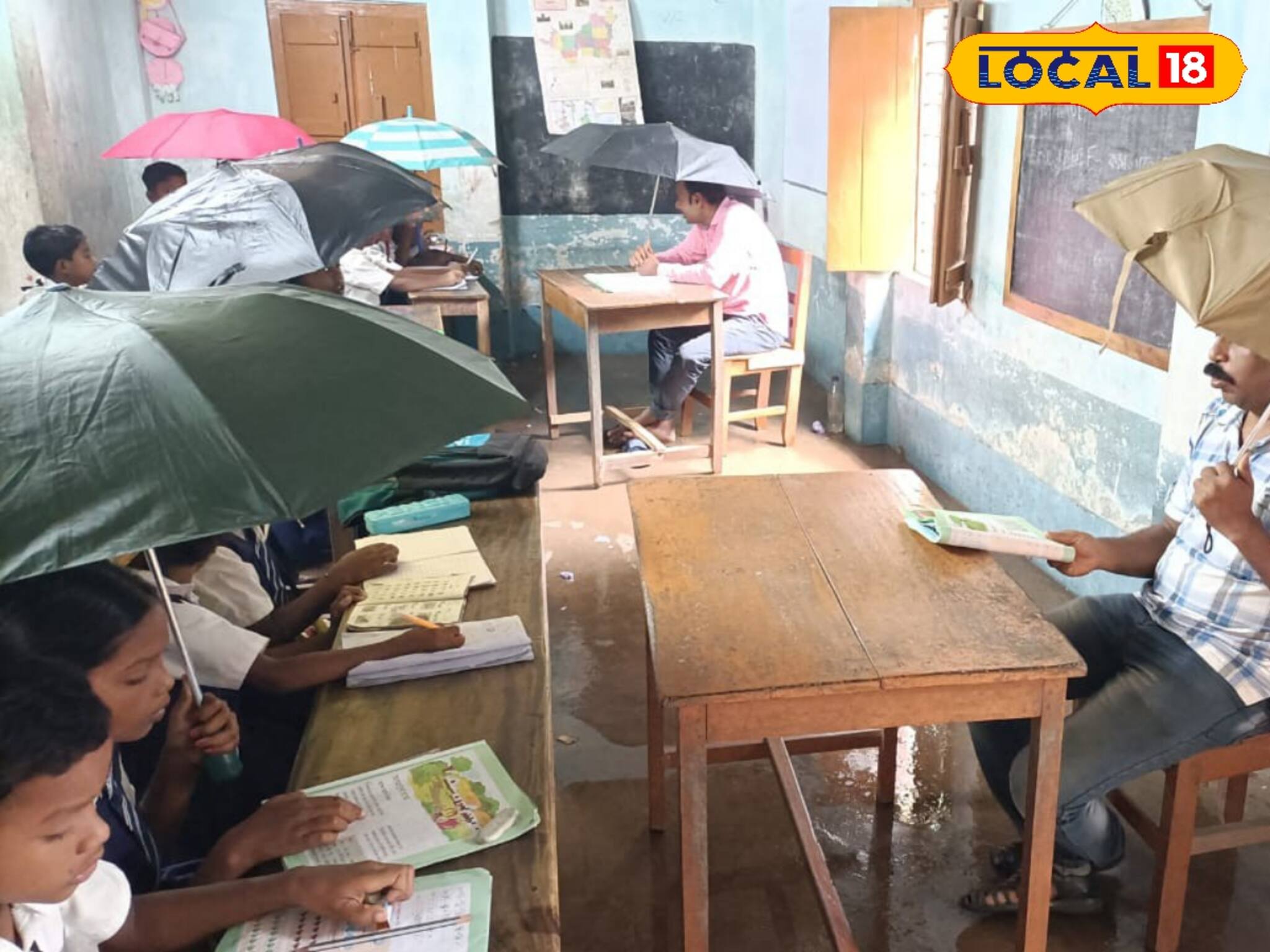 ছাতা মাথায় পড়ান শিক্ষক, ছাতা মাথায় পড়ে পড়ুয়ারা! আজব স্কুল, কেন এমনটা করতে হয় জানেন