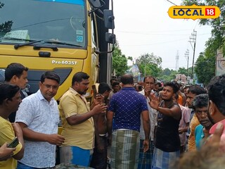 ঘাতক গাড়িকে ঘিরে এলাকাবাসী