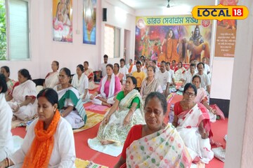 ডাঙ্গায় নয়, জলে! আন্তর্জাতিক যোগ দিবসে জলে যোগাসন করে নজর কাড়লেন হাওড়ার এই ব্যক্তি