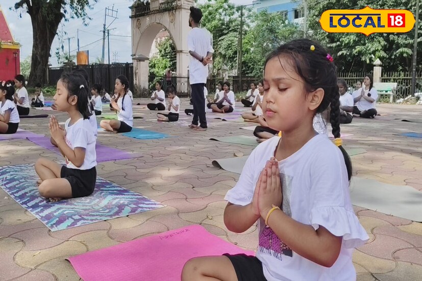 যোগে শান্তি, যোগে সুস্থতা! এখনকার ব্যস্ততম দিনে যে হারে টালমাটাল খাচ্ছে মন এবং শরীরের ভারসাম্য ,তাতে এই ভারসাম্য বজায় রাখা অত্যন্ত জরুরি। জলপাইগুড়িতে সকাল সকাল পালিত হল বিশ্ব যোগ দিবস । 