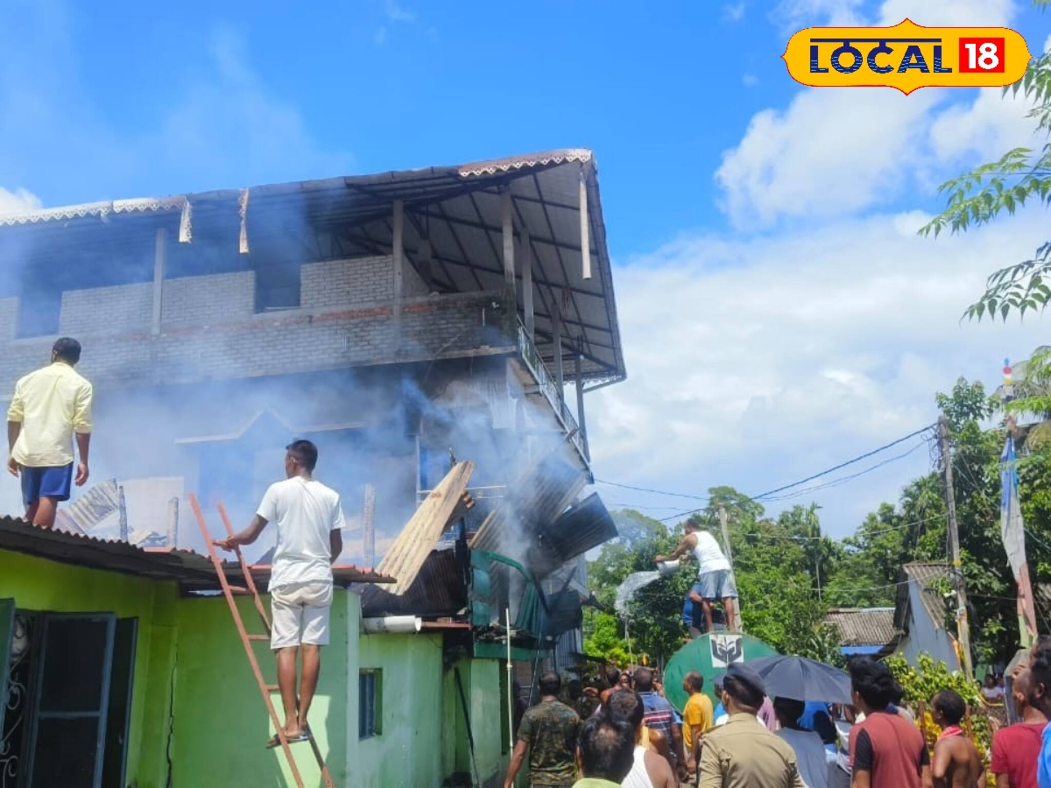 প্রাক্তন কেন্দ্রীয় মন্ত্রী জন বার্লার পুরনো বাড়িতে অগ্নিকাণ্ড,আগুনে ভস্মীভূত বাড়ির একটা