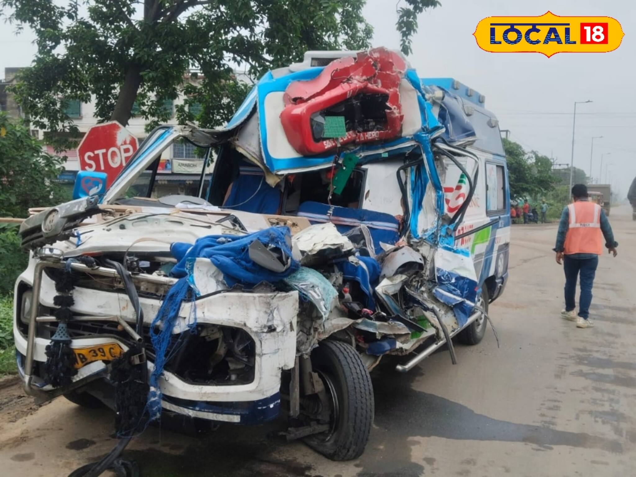 দাঁড়িয়ে থাকা লরির পিছনে অ্যাম্বুল্যান্সের ধাক্কা, পূর্ব বর্ধমানে মৃত ৩