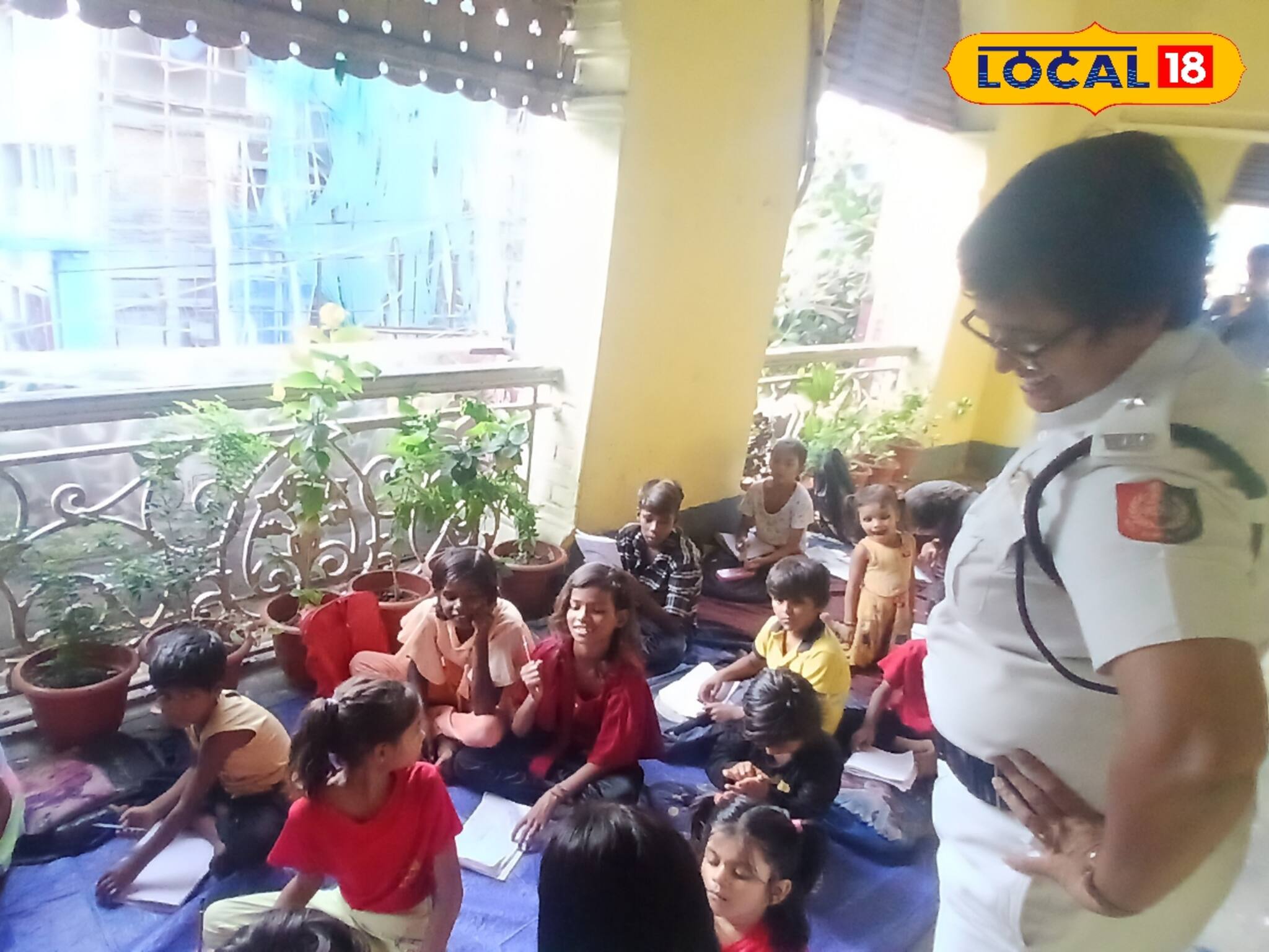 পুলিশ মানেই কিন্তু সবাই সমান নয়! ইনারাও পুলিশ, তবে কাজকর্ম দেখলে স্যালুট জানাবেন