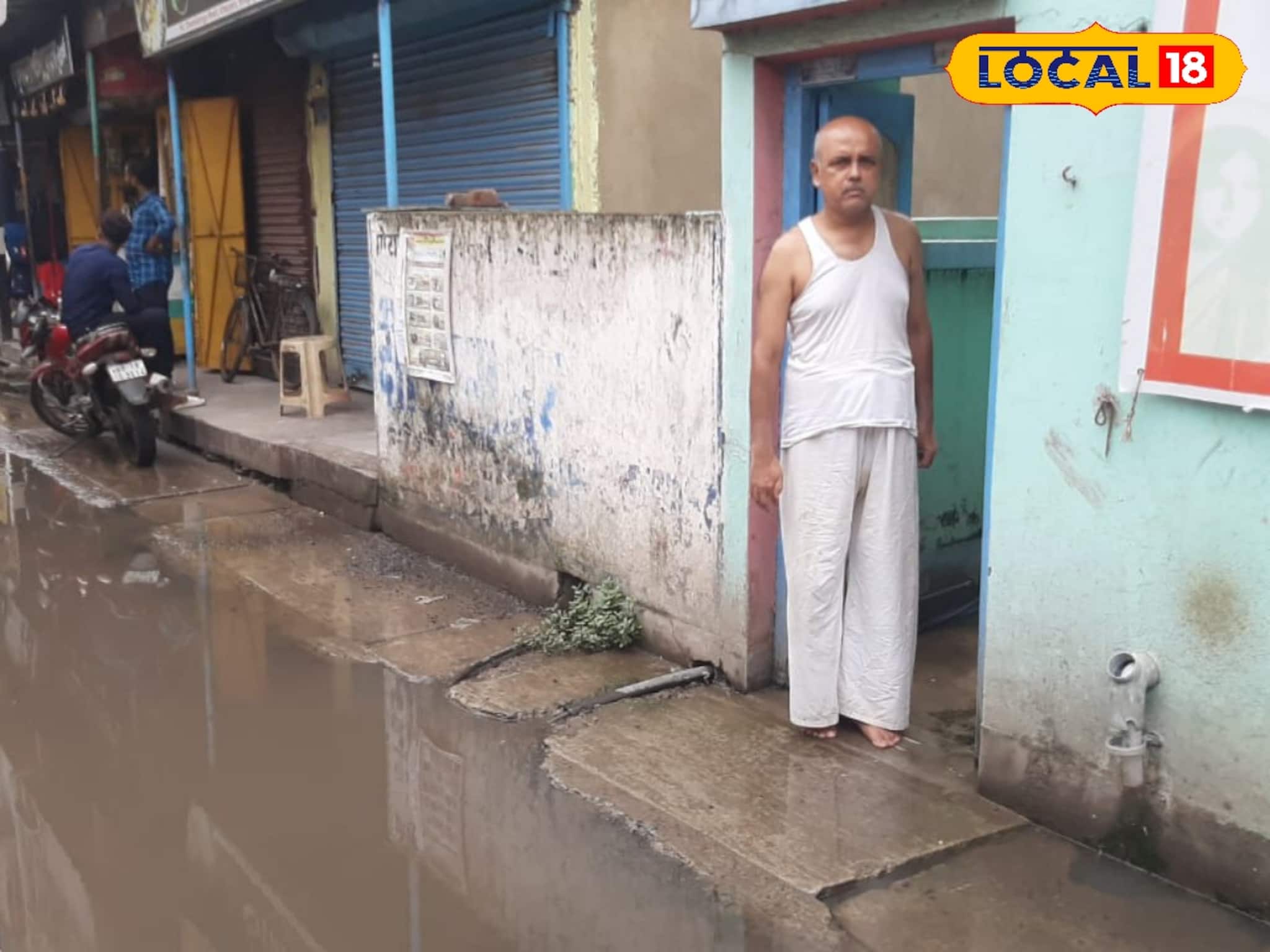 দেখে তুমুল বৃষ্টির জল মনে হলেও নয়! পুরোটাই নর্দমার! চরম দুর্ভোগ হুগলিতে