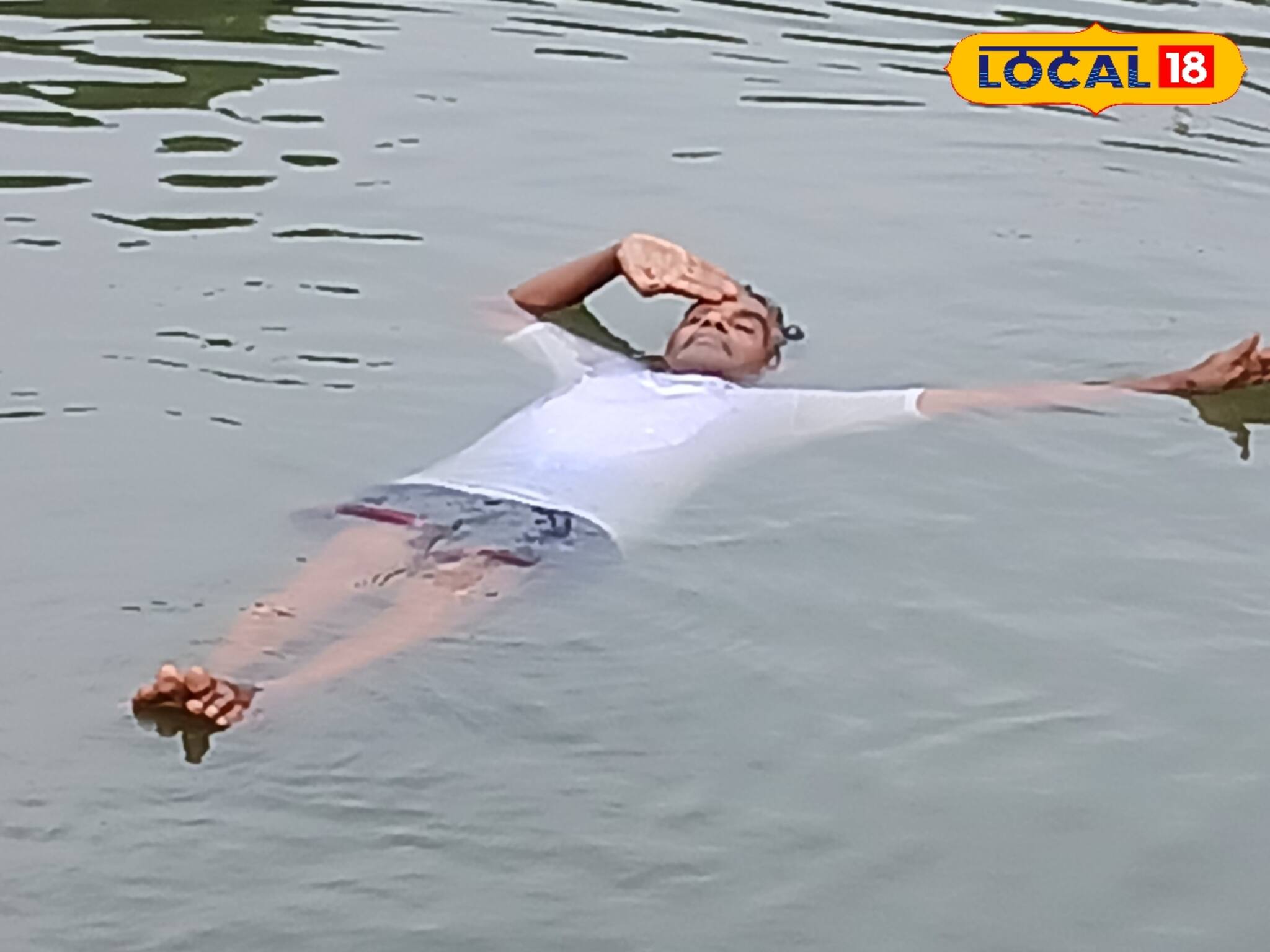 জলে ভাসতে ভাসতে ওটা কী করছেন ৭০ বছরের বৃদ্ধ? পড়েছে তোলপাড়! সকলের চোখ গোল গোল