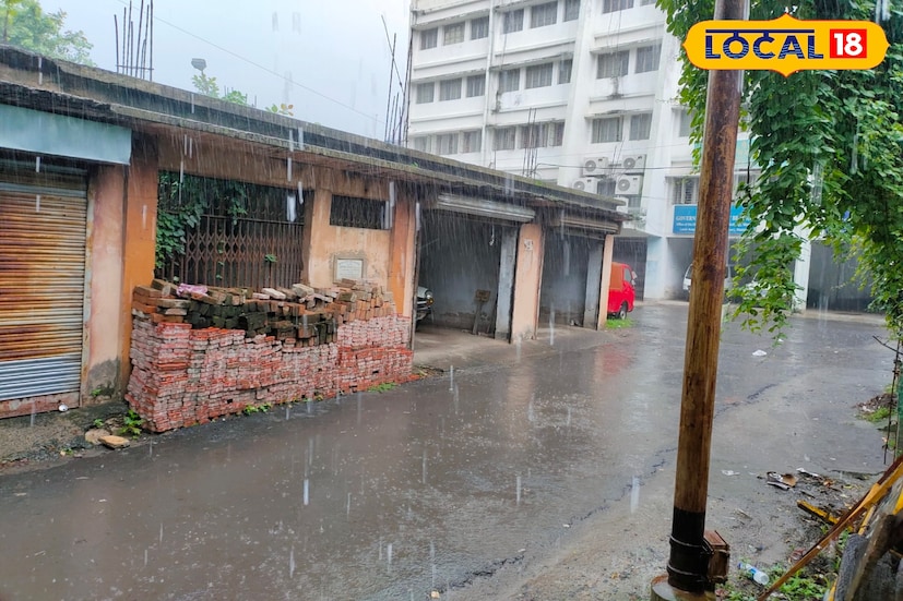 এই সময় যা করবেন বজ্রপাতের সময় নিরাপদ স্থানে আশ্রয় নিন এবং গাছ,বিদ্যুতের খুঁটির নিচে আশ্রয় নেবেন না এবং জলাশয়ের সংস্পর্শ এড়িয়ে চলুন। ভূমিধস প্রবণ এবং জলাবদ্ধতা পূর্ণ এলাকায় চলাচল এড়িয়ে চলুন।
