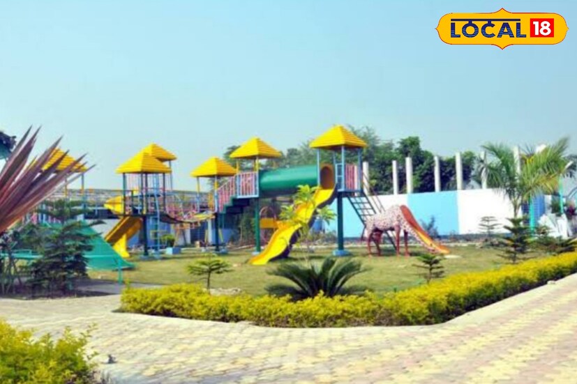 যাতায়াতও খুব সহজ। শিয়ালদহ থেকে হাসনাবাদ লোকাল ধরে টাকি স্টেশন পর্যন্ত পৌঁছাতে সময় লাগে প্রায় দুই ঘণ্টা। সেখান থেকে অটো বা টোটোয় মাত্র ২০ মিনিটে পৌঁছে যাওয়া যায় পার্কের গেটের সামনে। দিনের মধ্যেই ঘুরে আসার মতো এই সুন্দর গন্তব্য আপনাকে এক অনন্য অভিজ্ঞতা দেবে।