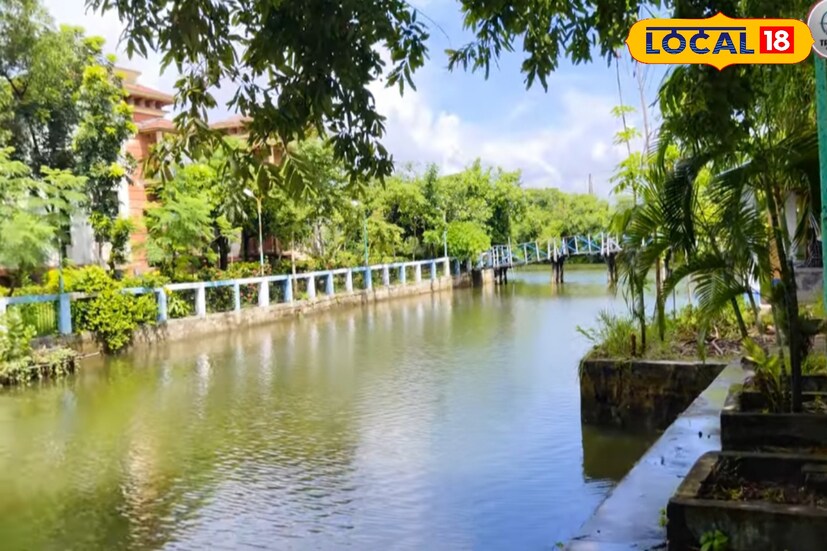 টাকি ইকো পার্ক—উত্তর ২৪ পরগনার টাকি শহরের একেবারে গা ঘেঁষে ইছামতী নদীর তীরে গড়ে উঠেছে এই সবুজে মোড়া মনোরম স্থানটি। সীমান্তের ধারে অবস্থিত এই পার্কে প্রকৃতি যেন নিজেই আপন রঙে আঁকিয়েছে নিসর্গের ছবি। সবুজ ঘেরা পরিবেশ, পাখির কলতান আর হালকা বাতাসে গুমরে ওঠা ইছামতীর ঢেউ মিলেমিশে গড়ে তোলে এক অপার্থিব আবহ।