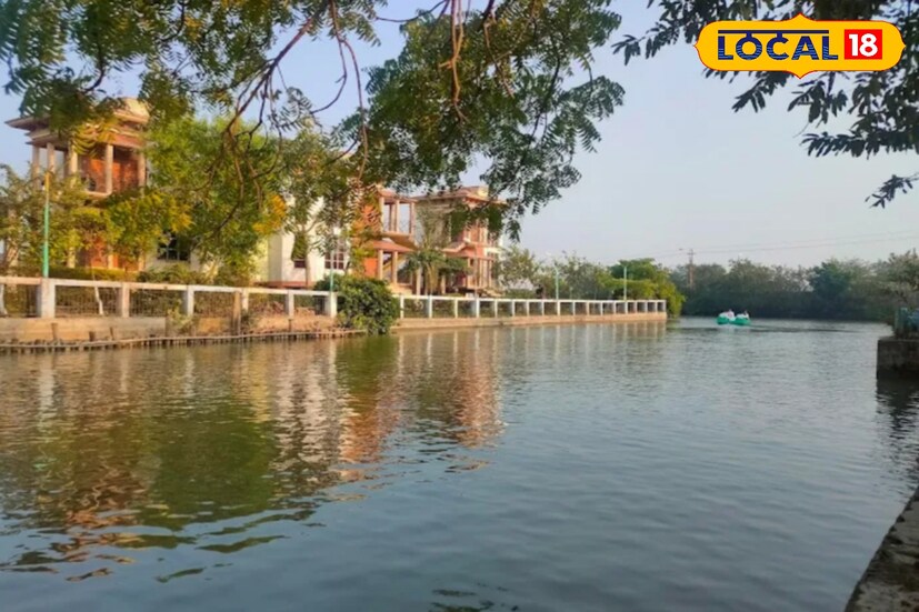 সব মিলিয়ে ইছামতীর তীরে গড়ে ওঠা এই টাকি ইকো পার্ক প্রকৃতি প্রেমীদের এক অমূল্য ঠিকানা হয়ে উঠেছে। নীরবতা, সবুজ ও নদীর সান্নিধ্যে কাটানো কিছু ঘন্টা যেন নতুন করে প্রাণ জোগায়। আপনি যদি প্রকৃতির কোলে নিরিবিলিতে সময় কাটাতে চান, তাহলে টাকি ইকো পার্কে একবার ঘুরে আসতেই হবে।