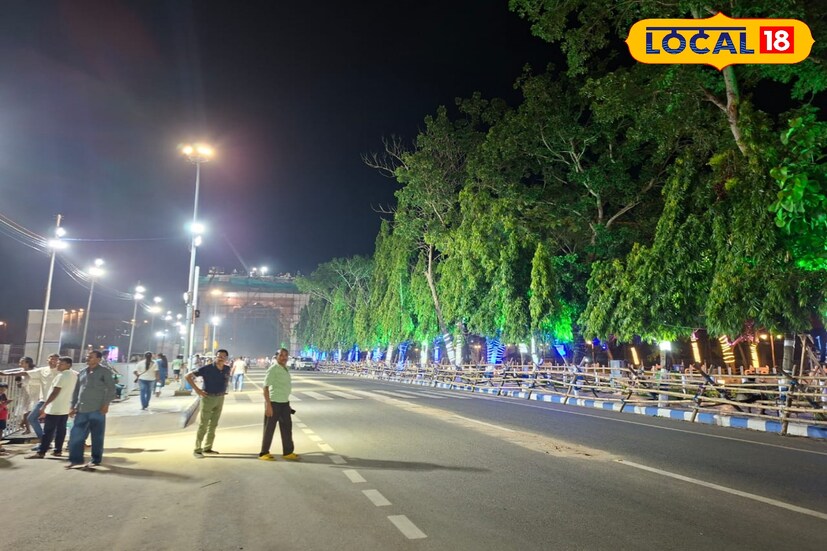 *রথের চাকা নির্বিঘ্নে গড়াতে পথ সম্পূর্ণ প্রস্তুত। জগন্নাথ ধাম থেকে মাসির বাড়ি পর্যন্ত জাতীয় সড়কের দু'পাশে ফুটপাত ঘিরে শক্তপোক্ত ব্যারিকেড তৈরি করা হয়েছে। ভিড়ের স্রোতকে নিয়ন্ত্রণ করার জন্য। যাতে রথ চলাচলে কোনও বিঘ্ন না ঘটে। প্রথমে বলরামের রথ, তারপর সুভদ্রার এবং সব শেষে জগন্নাথের রথ একে একে এগিয়ে যাবে। প্রস্তুতি এখন শেষ পর্যায়ে, বাকি শুধু লোকারণ্য তৈরির অপেক্ষা।
