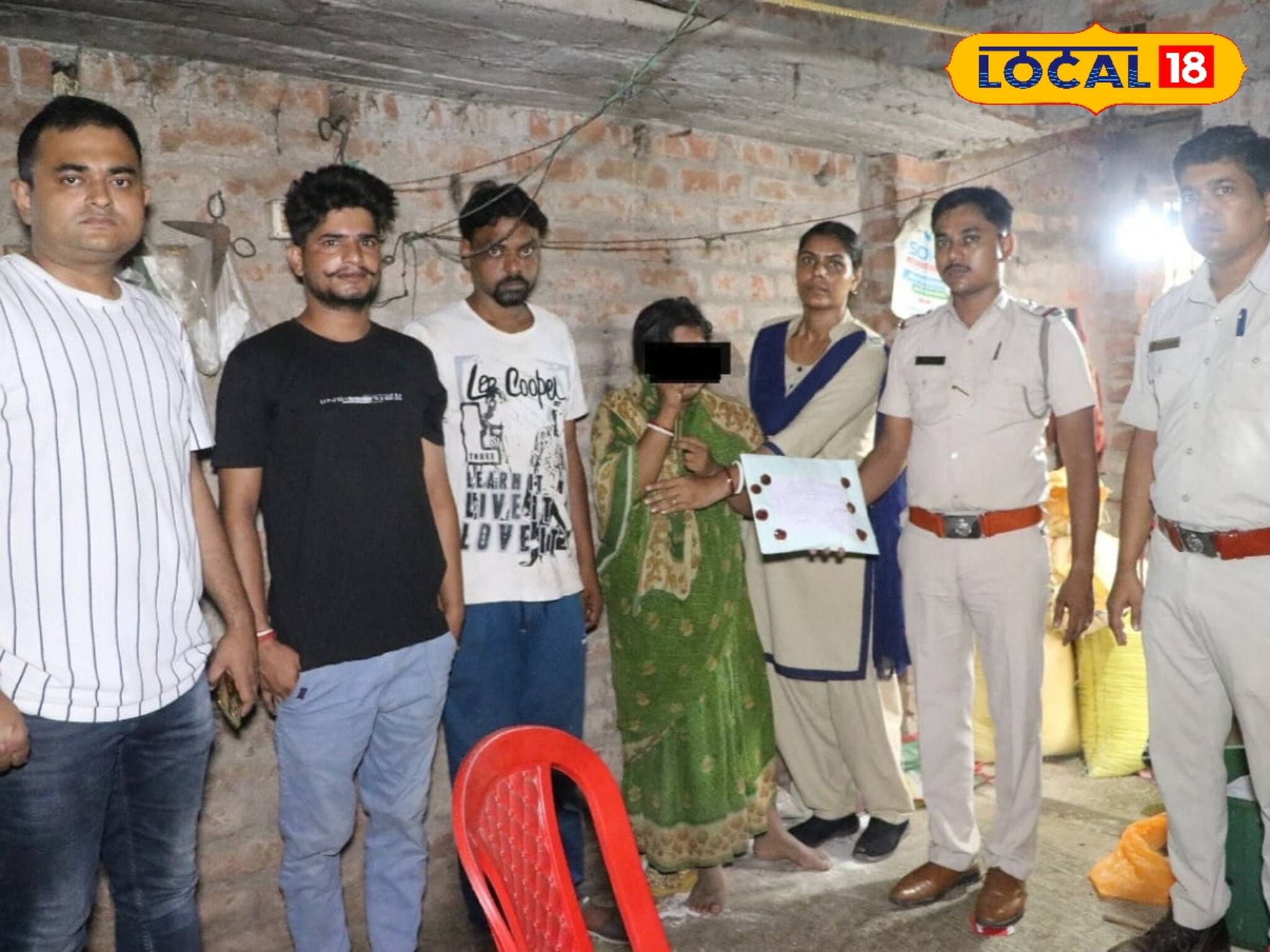 রাতে বালিশ নিয়ে যা করতেন এই মহিলা!দেখতে পেতেই পুলিশের চোখ কপালে, কী মিলল জানেন?চমকে উঠবেন