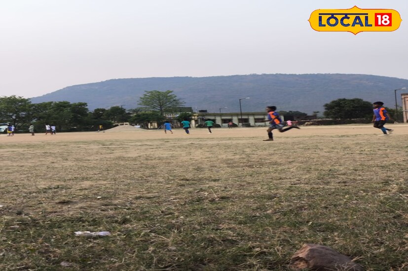 কোনও এক সময় এই আদিবাসী অধ্যুষিত প্রত্যন্ত গ্রামে এসেছিলেন জনৈক সাধু বাবা। গরিব গ্রামবাসীরা সাধু বাবার জন্য ব্যবস্থা করেছিলেন একটি পাতার কুটির। তারপর ধীরে ধীরে সাধু বাবার আন্তরিক প্রচেষ্টায় বদলে গেছে প্রত্যন্ত গ্রামটির চেহারা। তৈরি হয়েছে ঝকঝকে রাস্তাঘাট, পাওয়া যাচ্ছে পরিশুদ্ধ পানীয় জল এবং গ্রামের কচিকাঁচার প্রায় বিনামূল্যে শিখছে পড়াশোনা।